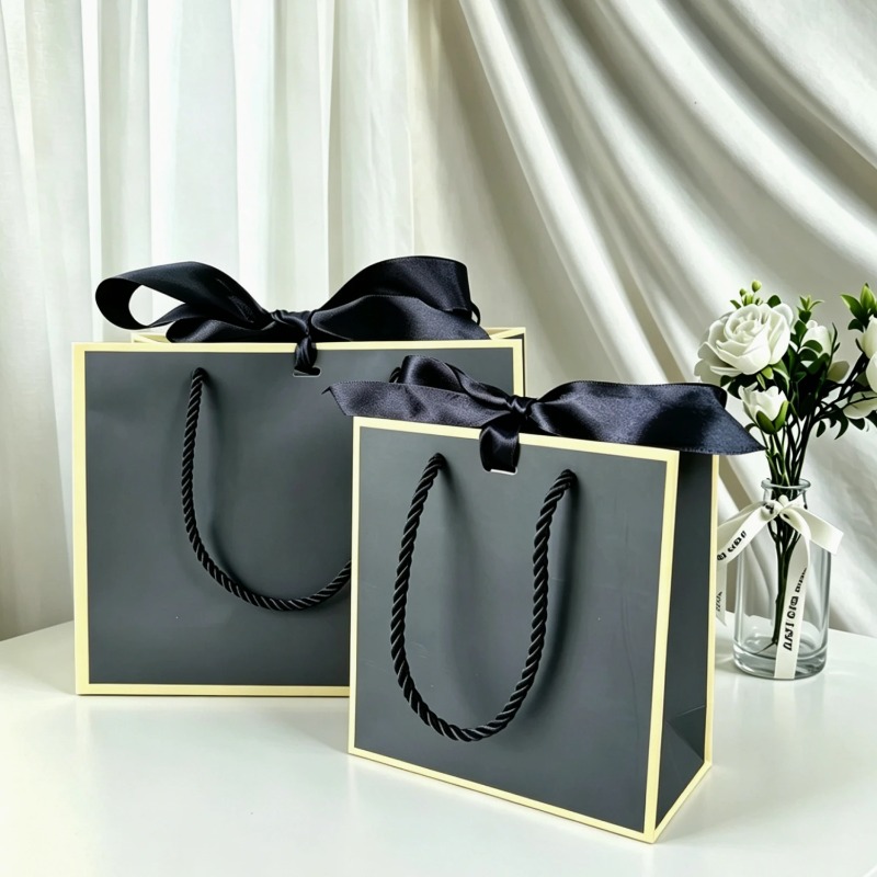 Kraft Paper Box - 黒白クラフト紙ギフトバッグ、ジュエリーや金のプレゼントボックス、パジャマ、衣類、書籍の包装用、金色のハンドル付きボックスバッグ